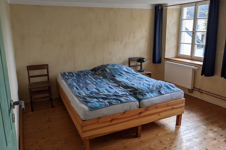 宽敞的「蓝色」卧室。 不在图片中：宽敞的木质梳妆台。