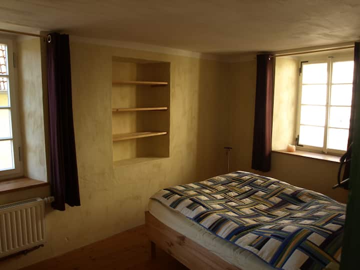 较小的「红色」卧室！