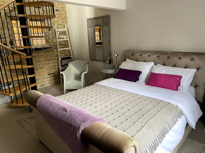 Dormitorio principal con cama de trineo de terciopelo tamaño king