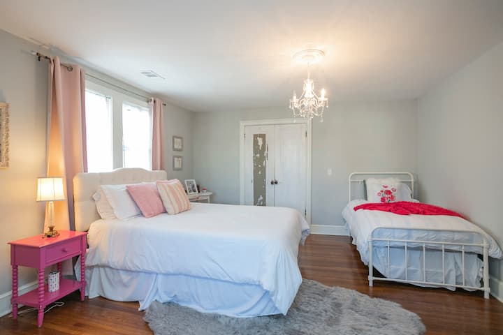 غرفة النوم رقم2 في الطابق العلوي. مرتبة من الإسفنج الخيزران بحجم كوين وسرير مزدوج في غرفة الطابق العلوي!