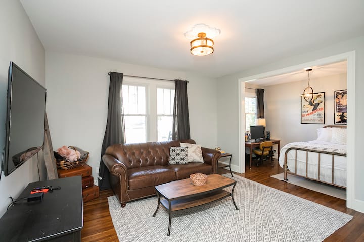 غرفة إضافية في الطابق الرئيسي مع سرير كامل وأريكة وتلفزيون ومساحة عمل مع شاشة وإنترنت!