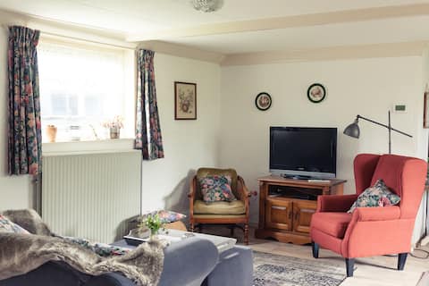 Successful Airbnb property: Quietly located vacation home in Verspreide Huizen Krachtighuizen En Omgeving