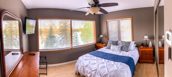 غرفة النوم المطلة على البحيرة - سرير بمقاس كبير مع مرتبة Sealy Posturepedic مريحة للغاية وإطلالات على البحيرة. 