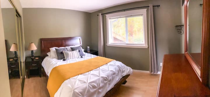 غرفة النوم الشمالية - سرير بمقاس كبير مع مرتبة Sealy Posturepedic المريحة جدًا وستائر التعتيم. ملاحظة: يمكن توفير مرتبة هوائية مزدوجة لترتيبات النوم المنفصلة إذا لزم الأمر