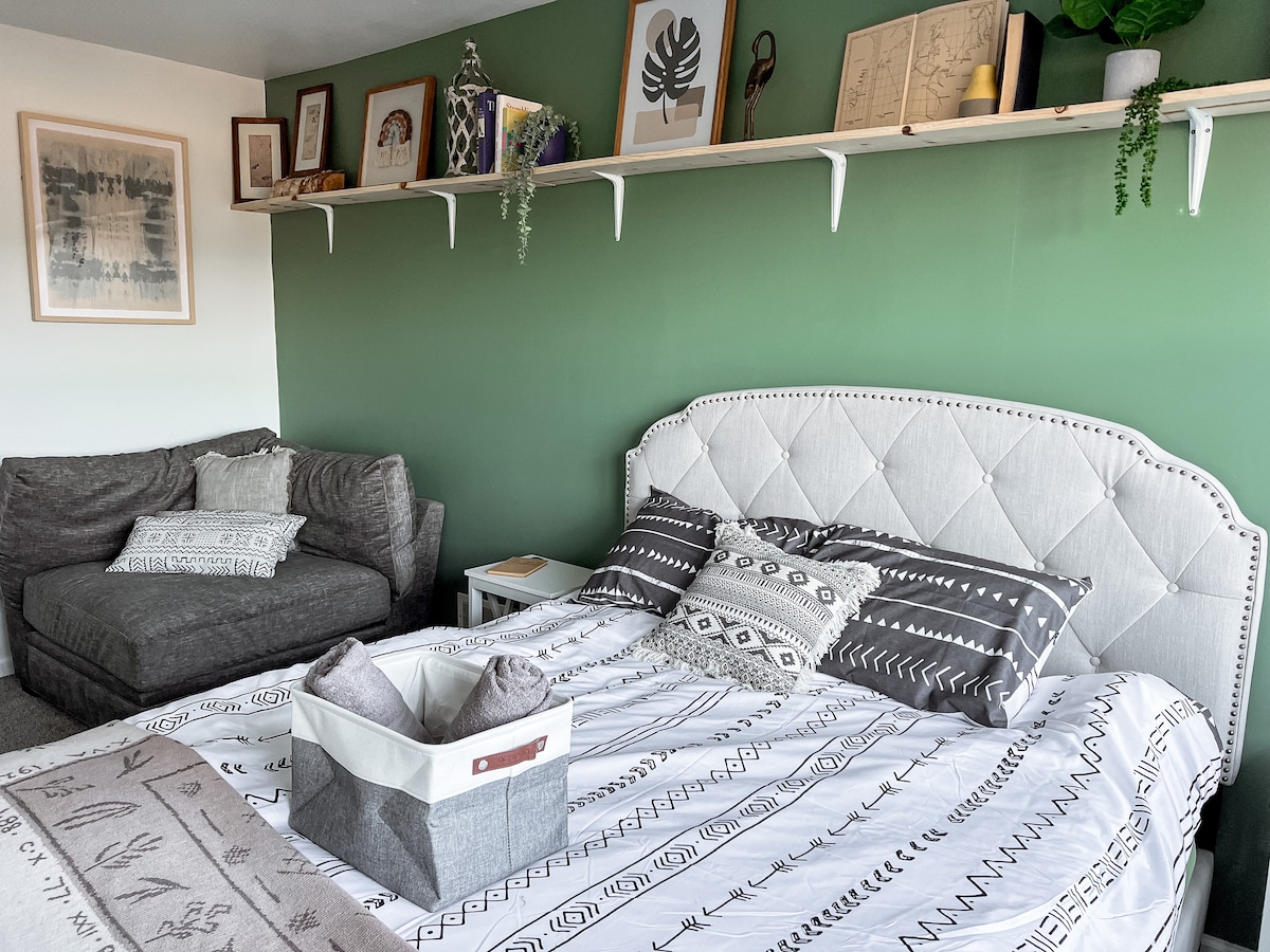 غرفة النوم الرئيسية. مثالية لنوم مريح أو قراءة كتاب رائع على الأريكة الفاخرة في الزاوية.