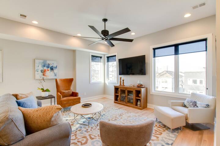 Modern Mega Home | Panoramic Skyline Views gallery image 4