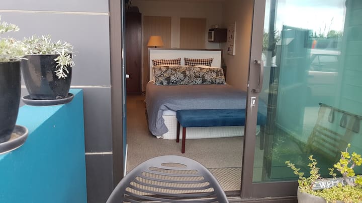 ألقِ نظرة فاحصة على الغرفة لمعرفة مدى "الراحة "، ولكن كل ما تحتاج إليه.