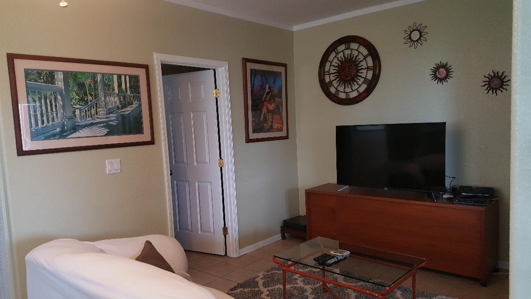 ห้องนั่งเล่นประตูห้องน้ำ