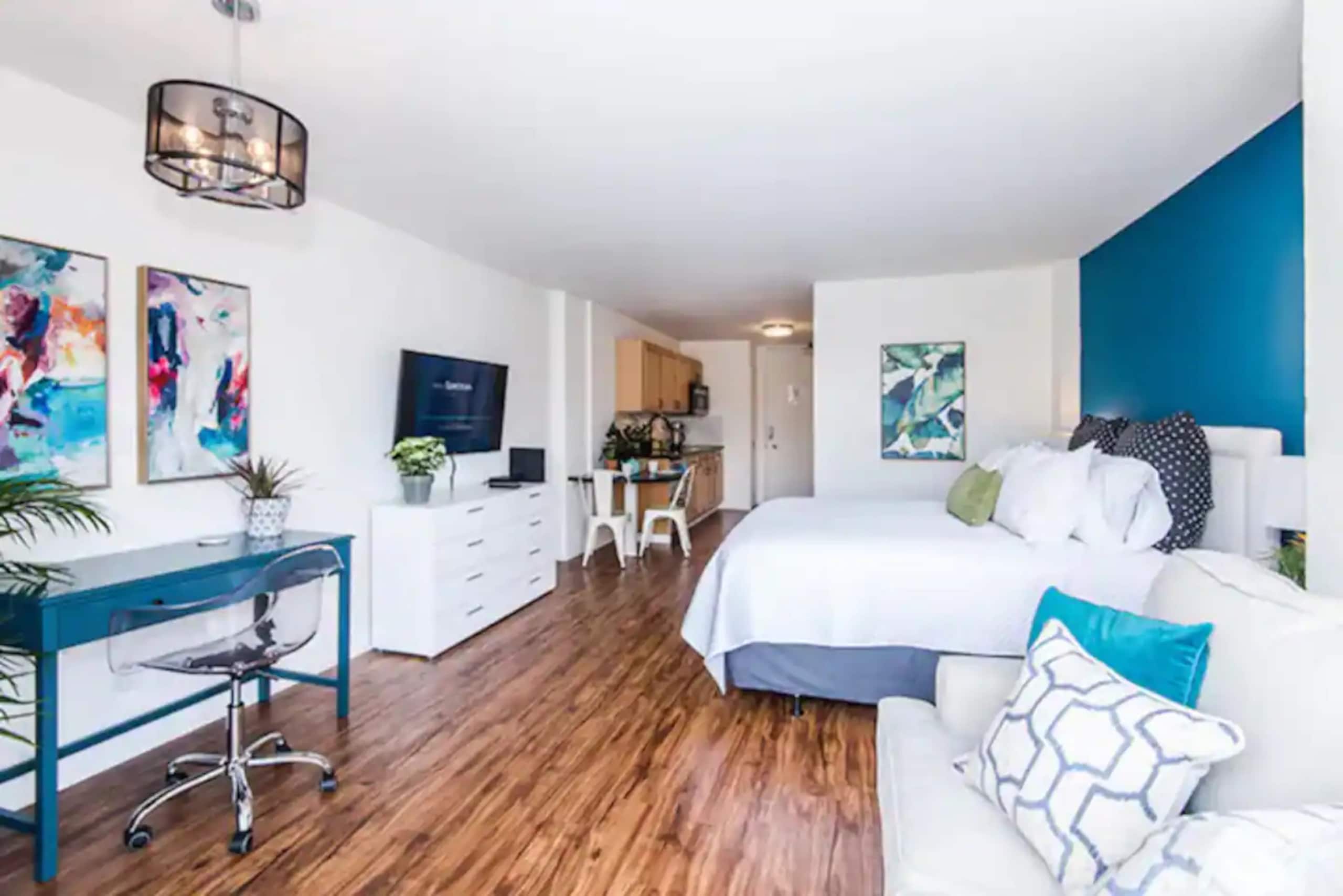 Condo in Honolulu · ★4.95 · Studio · 1 bed · 1 shared bath - Image 15
