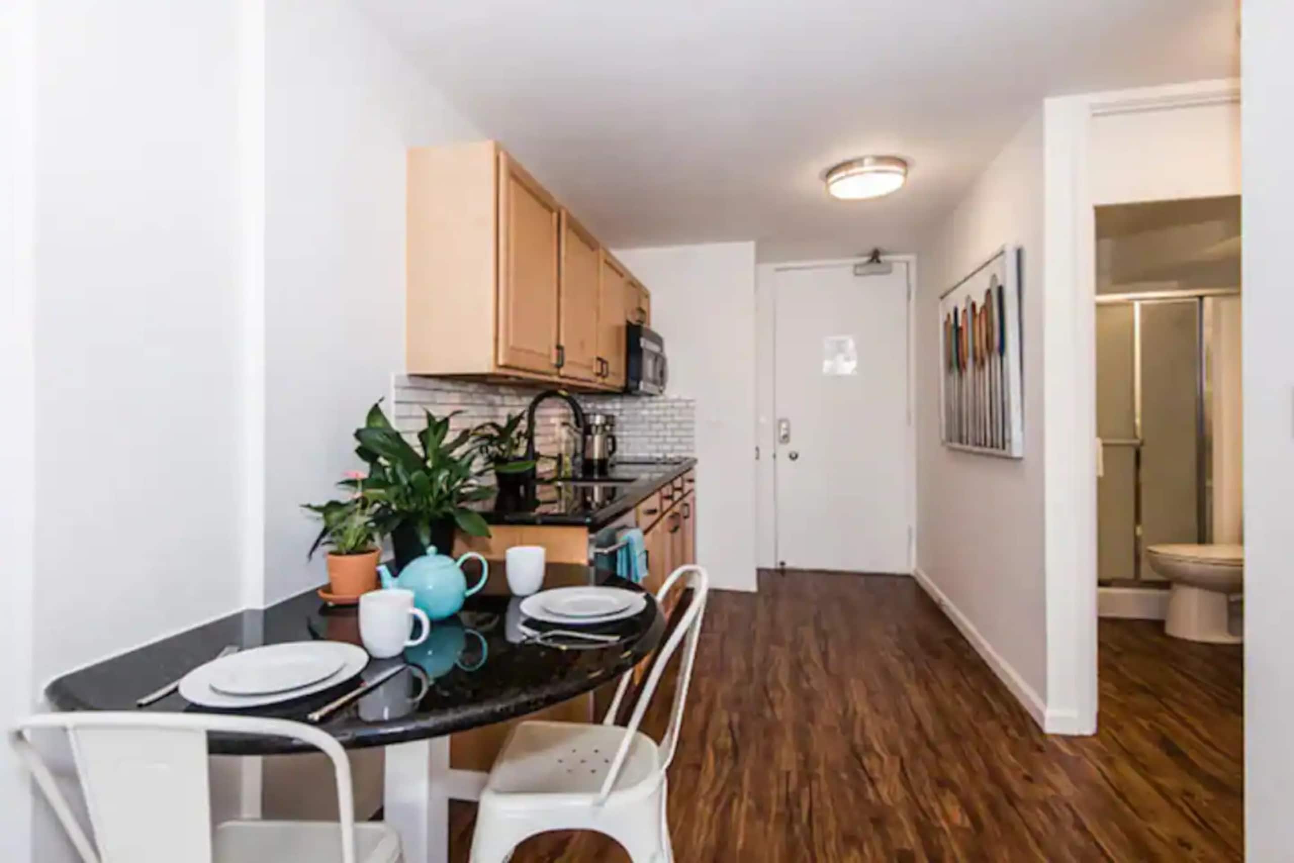 Condo in Honolulu · ★4.95 · Studio · 1 bed · 1 shared bath - Image 3