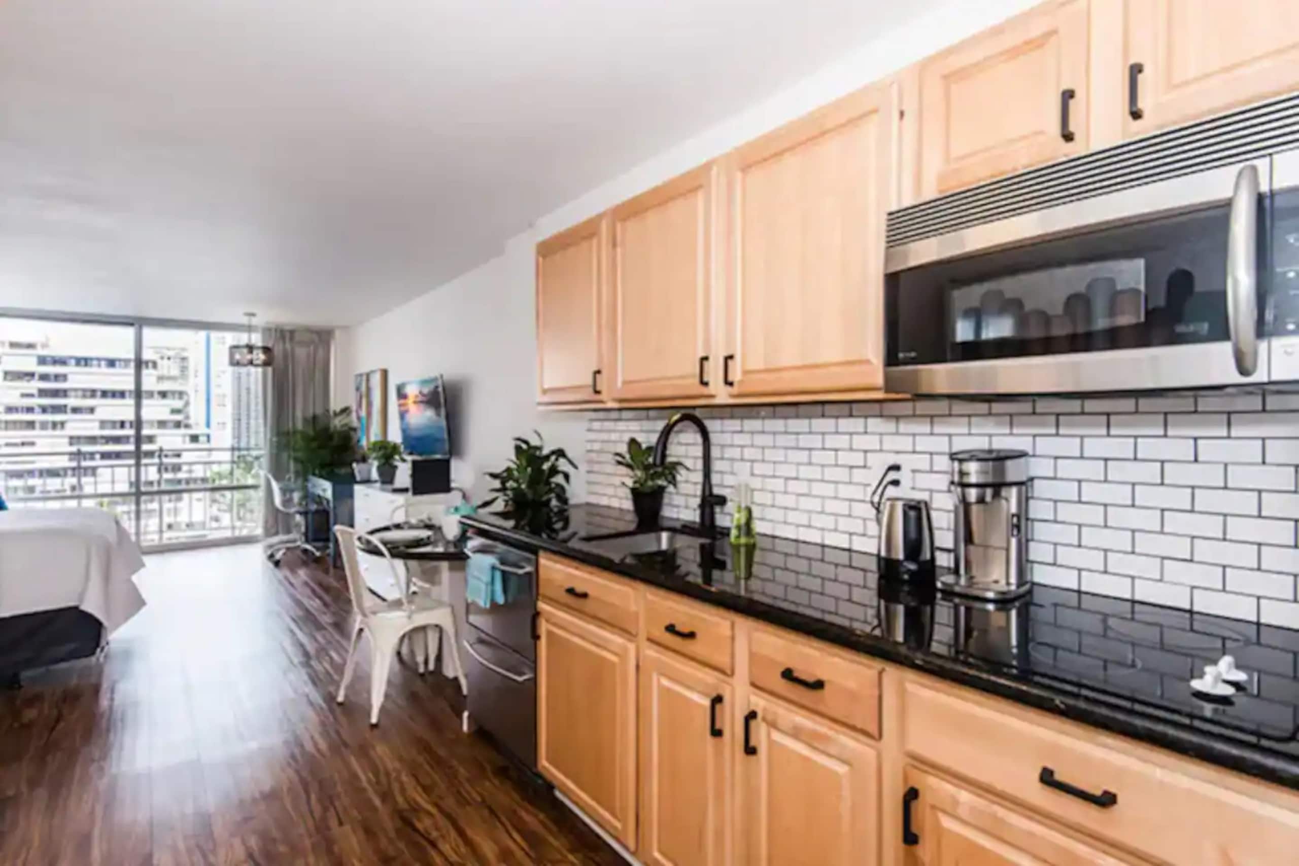 Condo in Honolulu · ★4.95 · Studio · 1 bed · 1 shared bath - Image 14