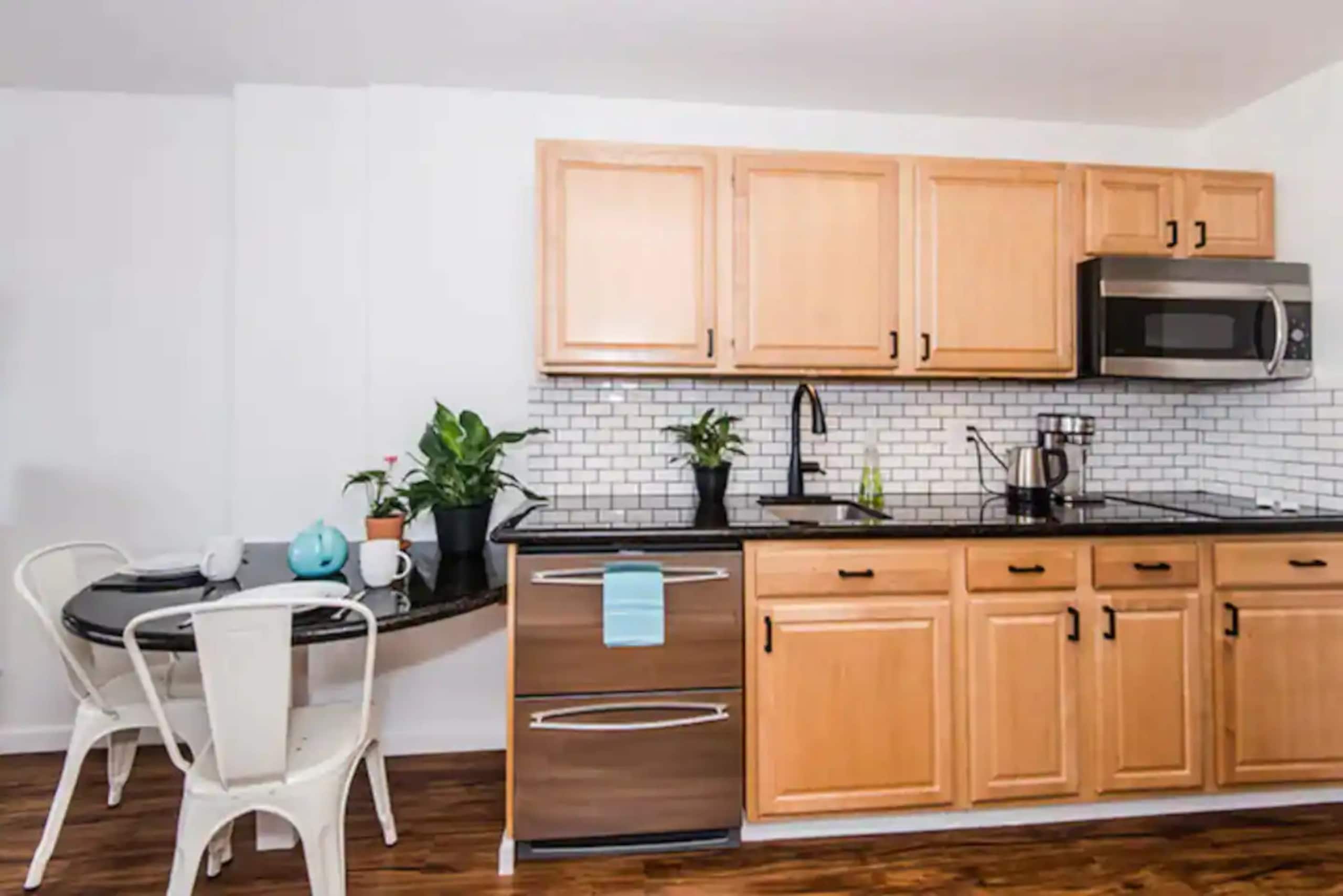 Condo in Honolulu · ★4.95 · Studio · 1 bed · 1 shared bath - Image 2