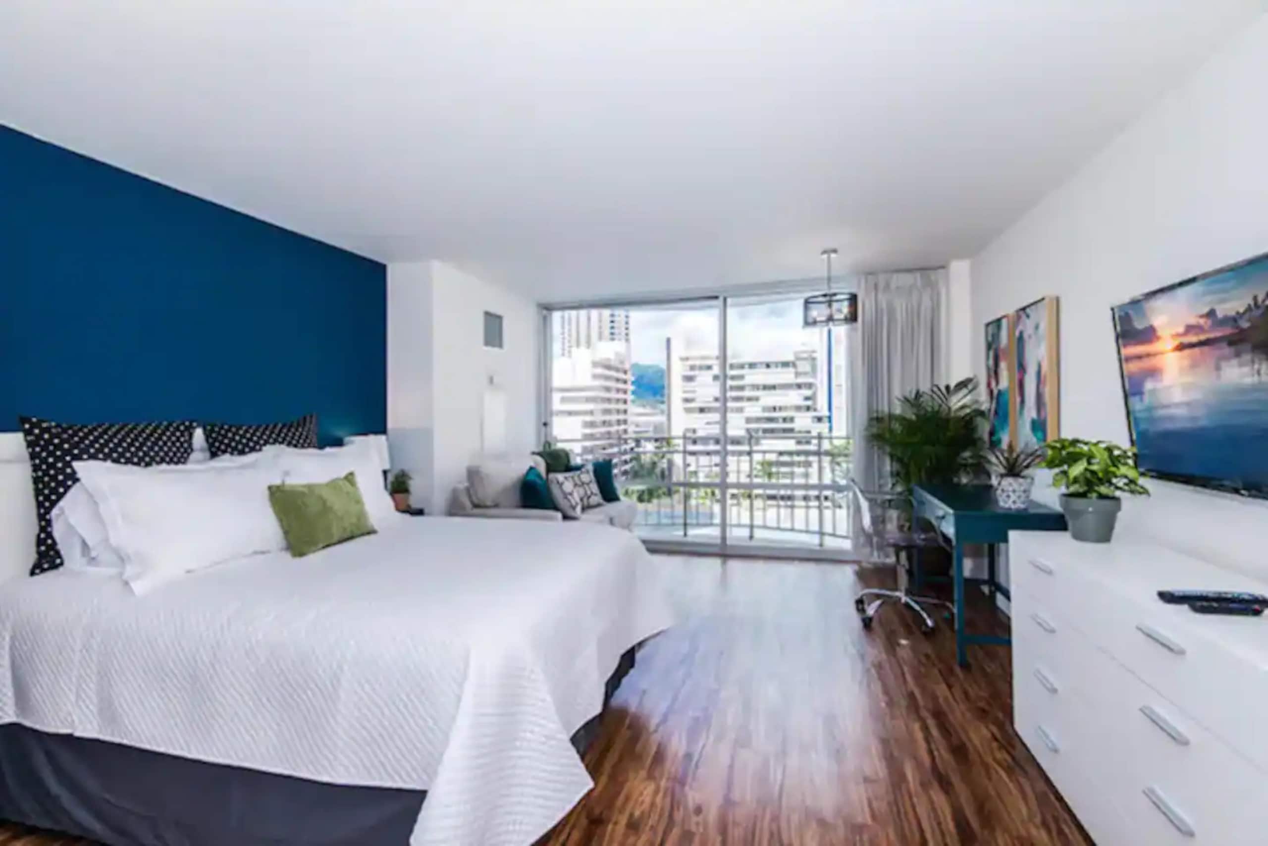 Condo in Honolulu · ★4.95 · Studio · 1 bed · 1 shared bath - Image 8