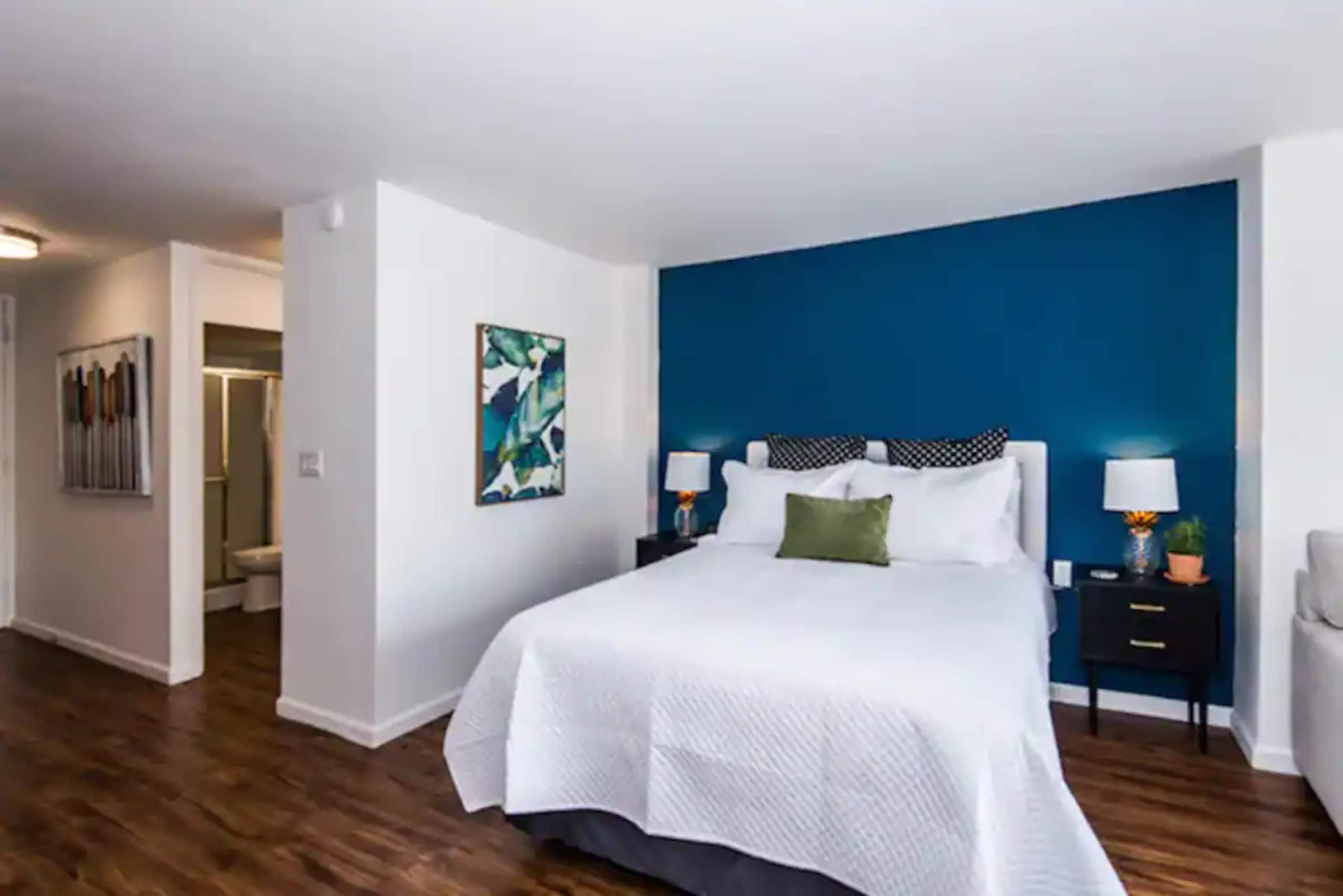 Condo in Honolulu · ★4.95 · Studio · 1 bed · 1 shared bath - Image 1