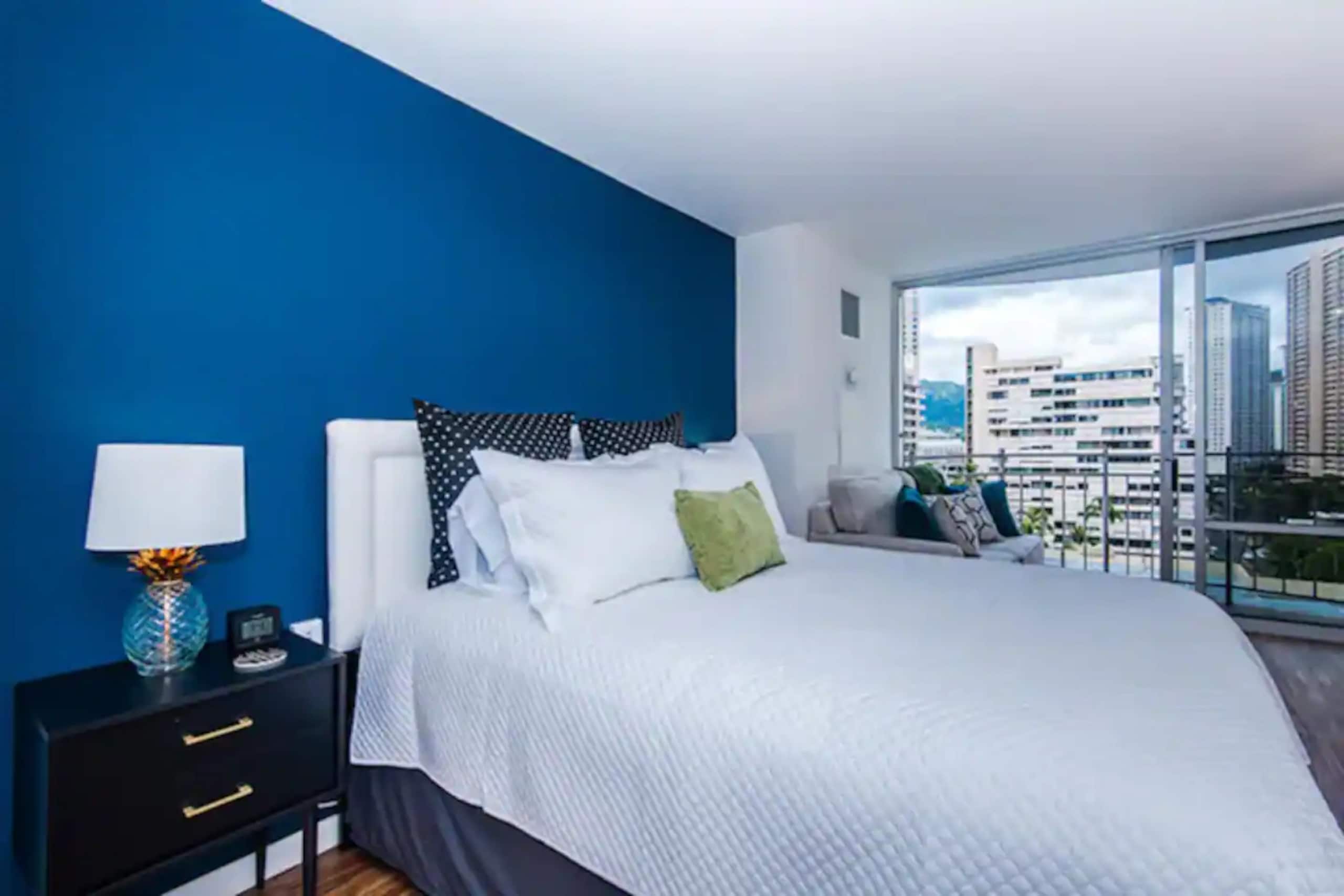 Condo in Honolulu · ★4.95 · Studio · 1 bed · 1 shared bath - Image 10