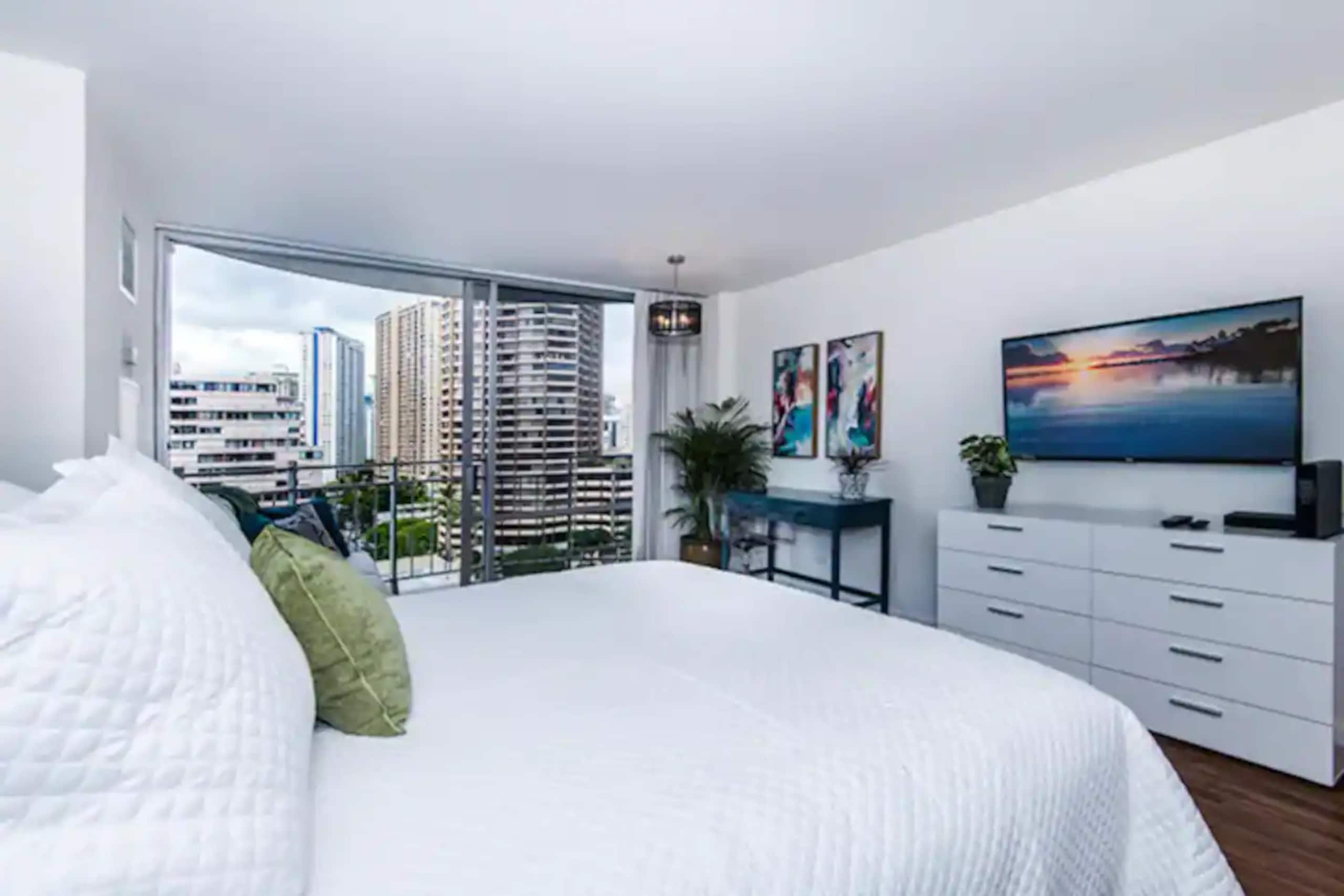 Condo in Honolulu · ★4.95 · Studio · 1 bed · 1 shared bath - Image 13
