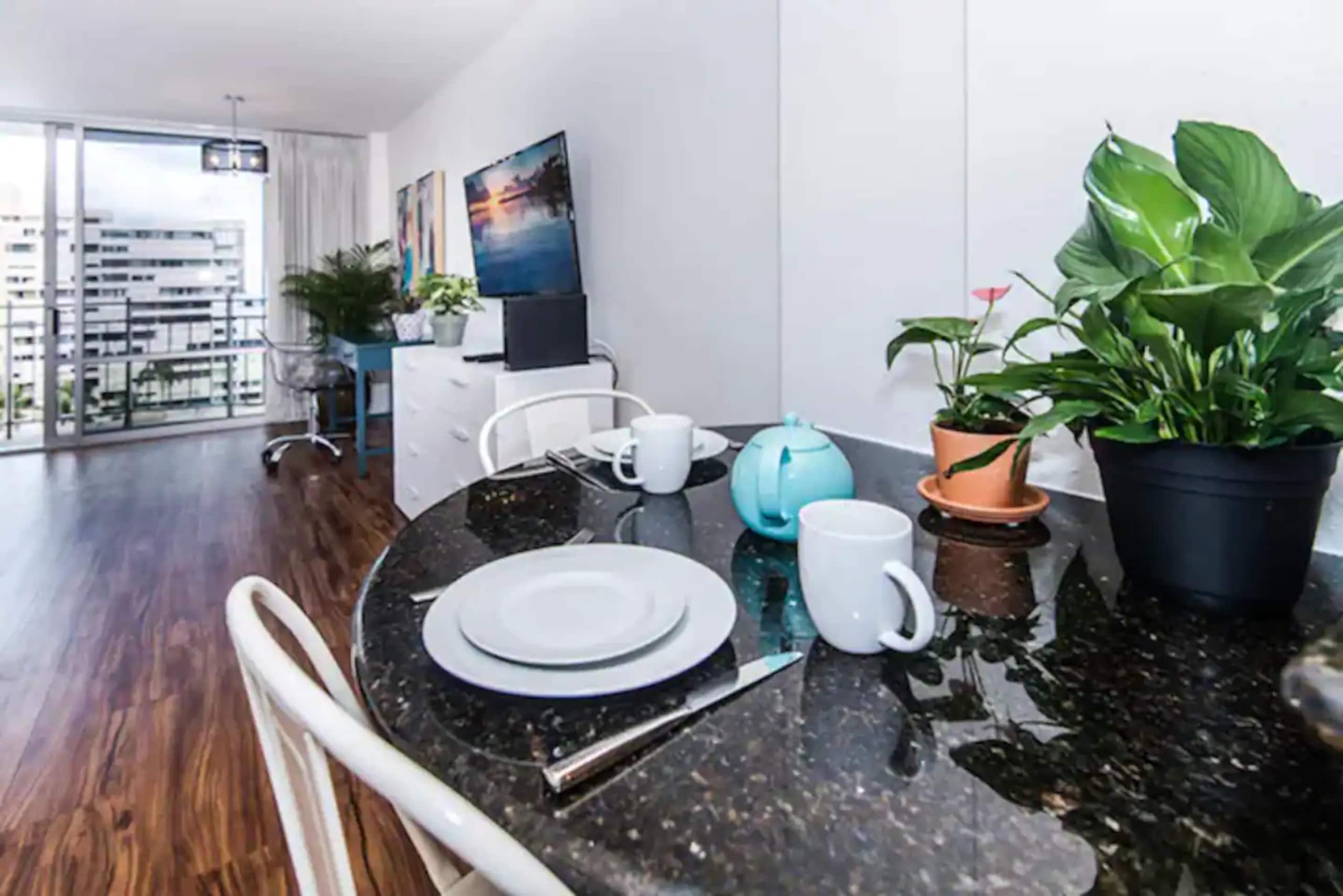 Condo in Honolulu · ★4.95 · Studio · 1 bed · 1 shared bath - Image 4
