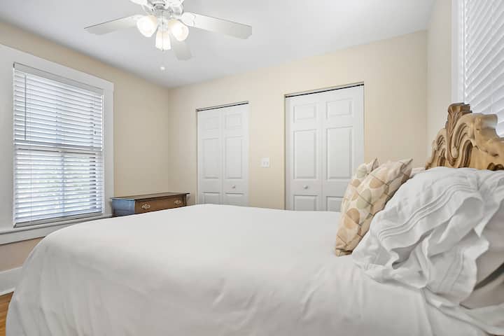 2楼3号卧室，配备标准双人床