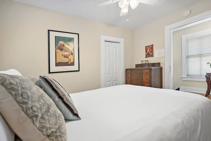 2楼4号卧室，带双人床