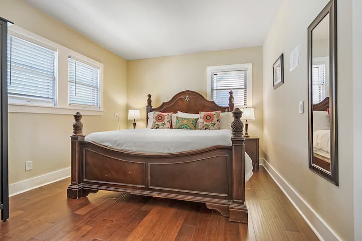 1楼1号卧室，配备加大双人床