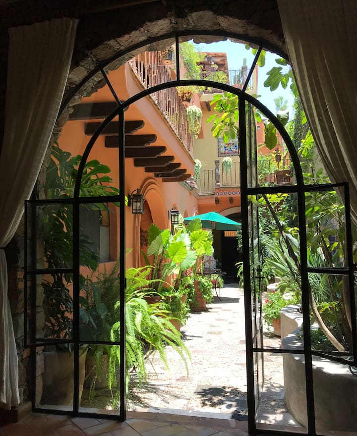 วิวห้องสวีทเตียงคู่ไปยังลานสวน