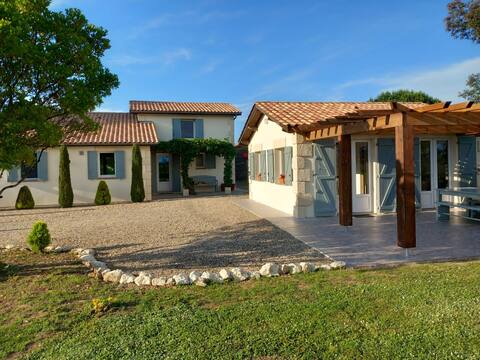 Aux Jameleaux: family holiday
home with pool