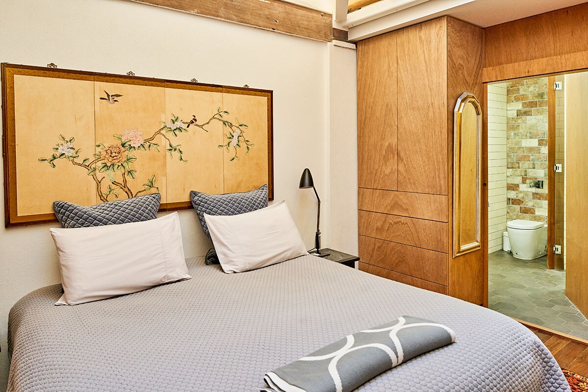 супер-кралски кревет со сопствен кревет