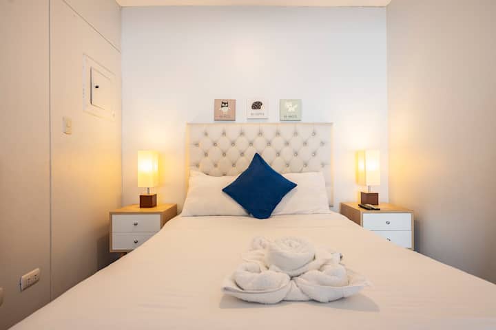 ห้องพักสวยงามพร้อมเตียงนอนสบายผ้าคลุมและสมาร์ททีวี:) 