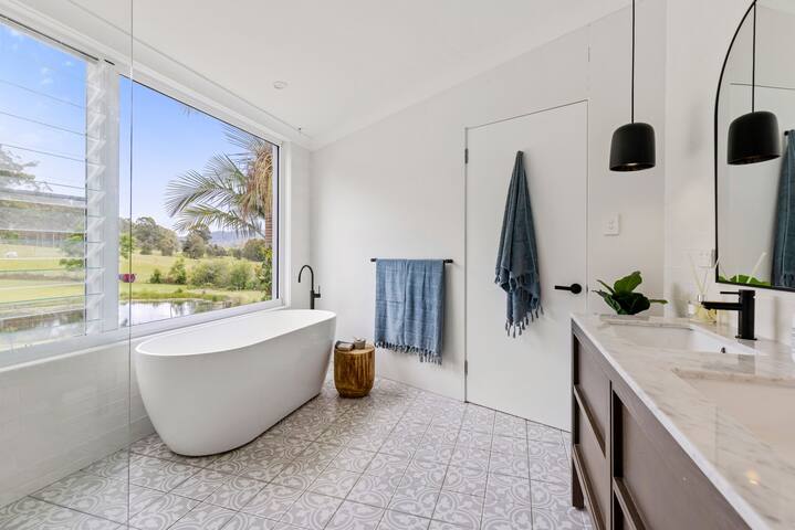 Wobbly Boot Estate – Lrg luxury 5bd home with pool gallery image 5