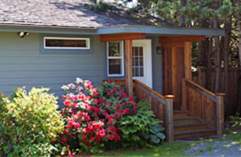 Seaside Cottage - hot tub, fireplace, hotel zoned