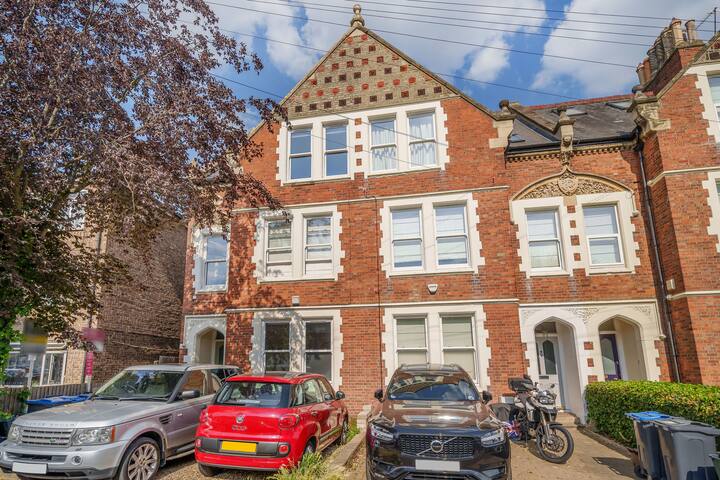 Stunning 3B2Ba Huge entertaining space and hottub! gallery image 2