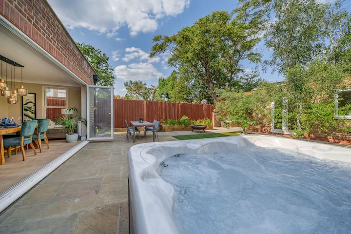 Stunning 3B2Ba Huge entertaining space and hottub!
