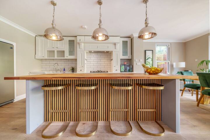 Stunning 3B2Ba Huge entertaining space and hottub! gallery image 5