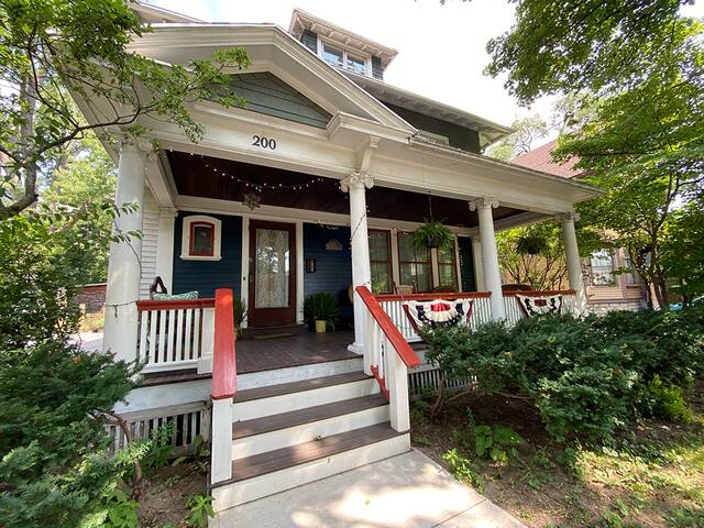 Spacious South Wedge Full House – Hamilton House gallery image 3