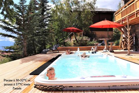 Prestigious Chalet for 18 Guests, Pool & Jacuzzi