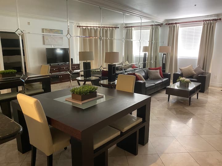 Las Vegas Lux Condo- Walk To Strip! Super Host! - Henderson, NV