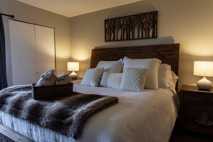 Dormitorio principal con bañera adjunta (ducha con puerta corrediza, lavabo, inodoro)