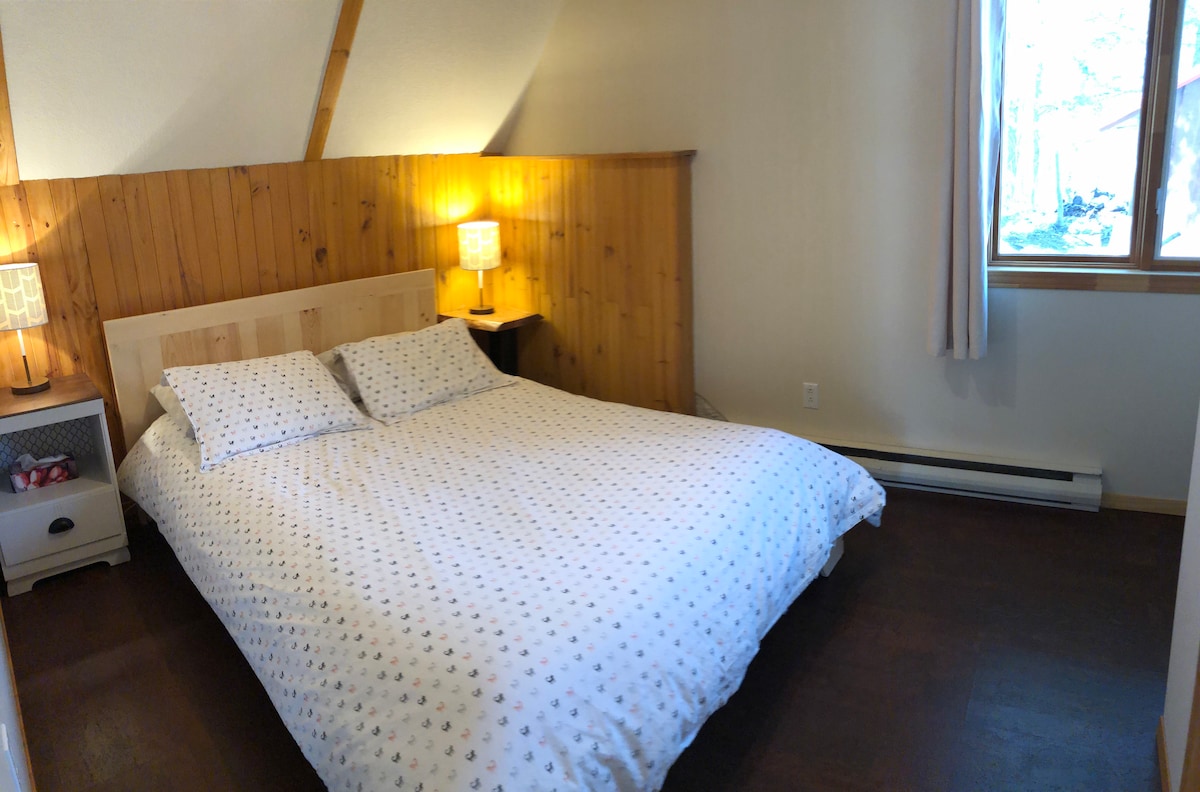 dhoma gjumi në katin përdhes, krevat dopio "queen" dhe dyshek i ri.