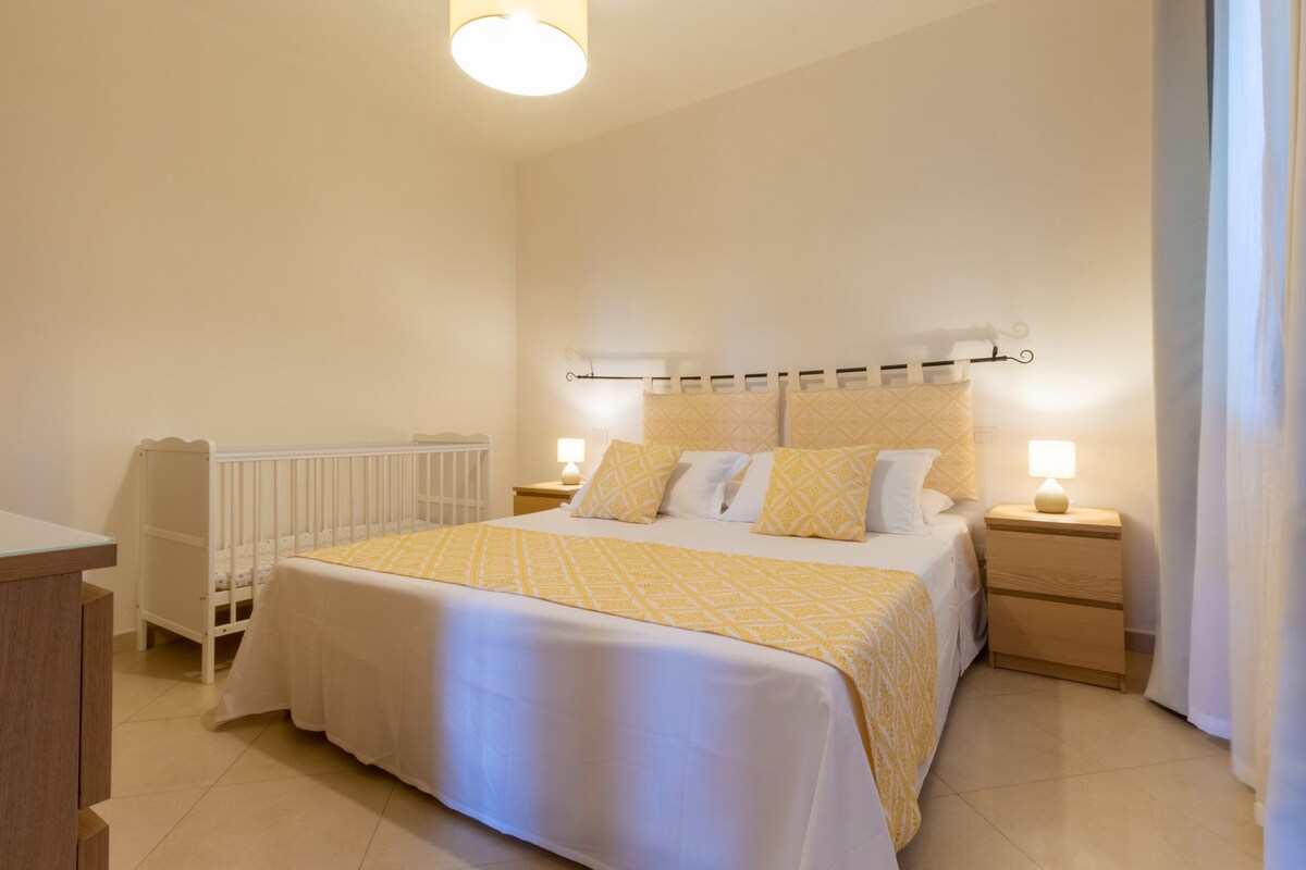 חדר שינה שני עם שתי מיטות יחיד מחוברות ועריסה על פי בקשה. החדר כולל 6 תאים, שידת מגירות וארון 2 דלתות עם מראה ארוכה.