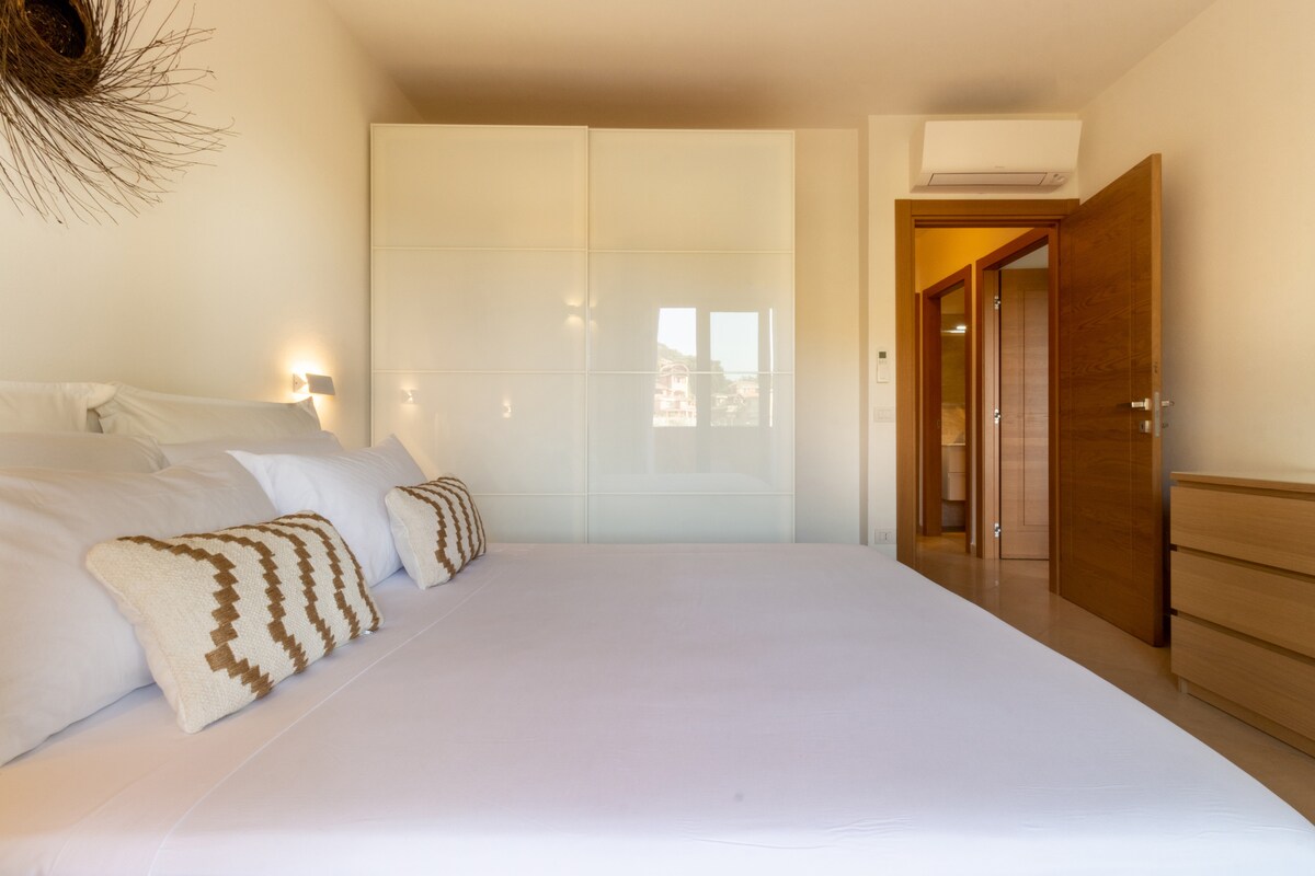 פרטי החדר הראשי. מיטות עם כרית זוגית, ארון בגדים עם דלת הזזה כפולה ושידת 6 מגירות.