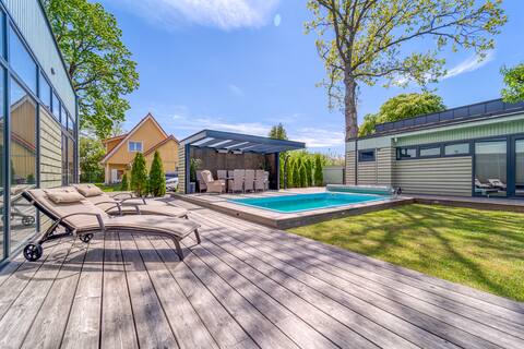 Sunny Loft house with heated pool (heart of PÄRNU)