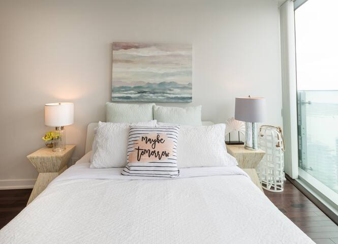 Stunning 2 bds with Lake and CN Tower View
