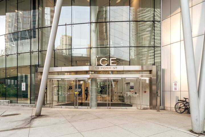 Stunning 2 bds with Lake and CN Tower View gallery image 3