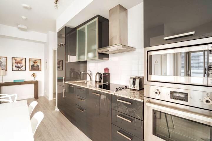 Stunning 2 bds with Lake and CN Tower View gallery image 4