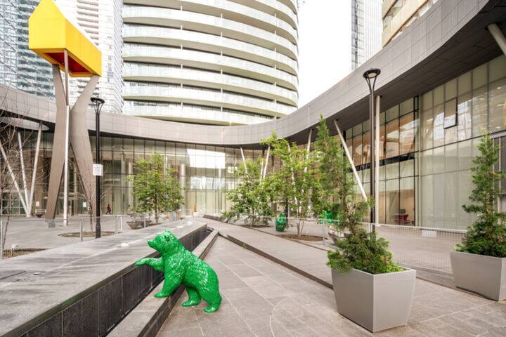 Stunning 2 bds with Lake and CN Tower View gallery image 5