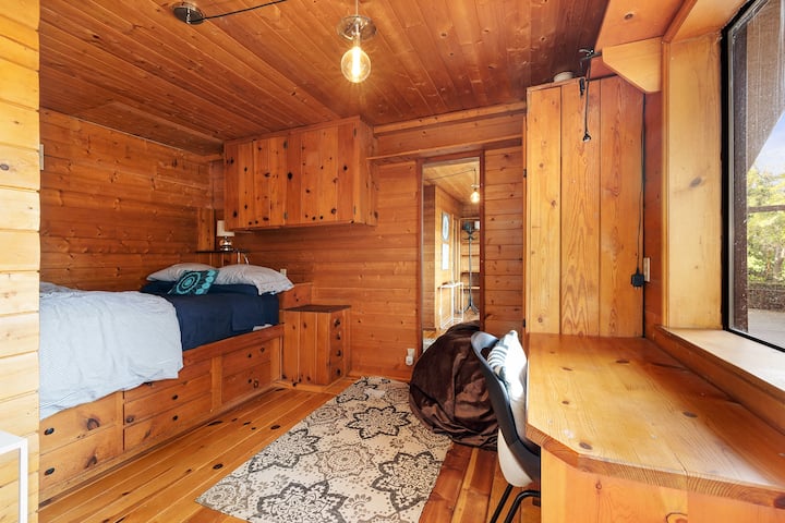 Povezana soba za goste s kupaonicom i privatnim ulazom izvan objekta.