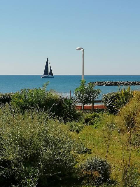 See front R2+terrace,direct access to the beach
