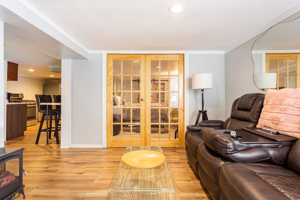 Free parking, Coffee at Elegant Elmont Suite