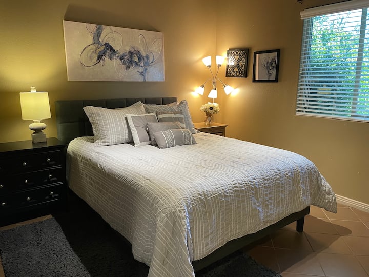 ห้องนอนที่ 2 พร้อมเตียงควีนไซส์