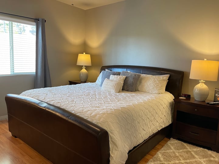 ห้องนอนเจ้าของพร้อมเตียงคิงไซส์